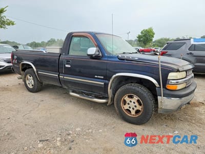 Czwarte zdjęcie samochodu z boku: 1999 CHEVROLET SILVERADO K1500 VIN:1GCEK14V9XE130674 - miniatura