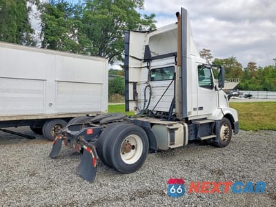 Trzecie zdjęcie samochodu z tyłu: 2018 VOLVO VNL SEMI TRUCK VIN:4V4N39TG2JN892593 - miniatura