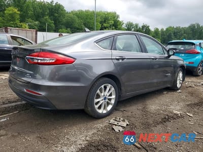 Trzecie zdjęcie samochodu z tyłu: 2019 FORD FUSION SE VIN:3FA6P0LU3KR241421 - miniatura