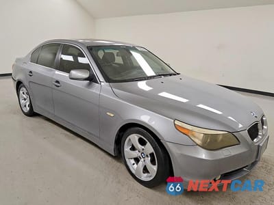 Czwarte zdjęcie samochodu z boku: 2007 BMW 530 I VIN:WBANE73557CM57500 - miniatura
