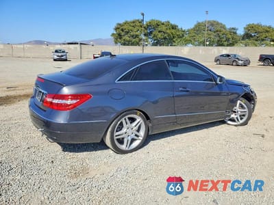Trzecie zdjęcie samochodu z tyłu: 2013 MERCEDES-BENZ E 350 VIN:WDDKJ5KB1DF202811 - miniatura