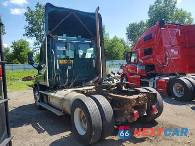 Trzecie zdjęcie samochodu z tyłu: 2018 FREIGHTLINER CASCADIA 113 SEMI TRUCK VIN:3AKBGADV2JSJL4392 - miniatura