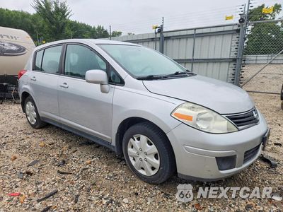 Czwarte zdjęcie samochodu z boku: 2010 NISSAN VERSA 1.8 S VIN:3N1BC1CP8AL393669 - miniatura