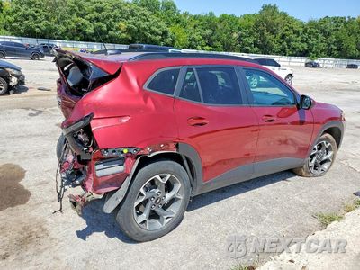 Trzecie zdjęcie samochodu z tyłu: 2025 CHEVROLET TRAX 1LT VIN:KL77LHEP5SC088911 - miniatura