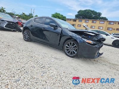 Czwarte zdjęcie samochodu z boku: 2023 MAZDA 3 SELECT VIN:JM1BPAKM8P1616642 - miniatura