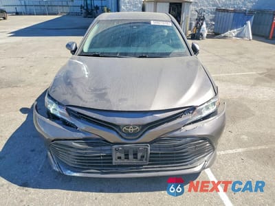 Piąte zdjęcie samochodu w środku: 2018 TOYOTA CAMRY LE VIN:4T1B11HK8JU008080 - miniatura