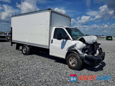 Czwarte zdjęcie samochodu z boku: 2023 CHEVROLET EXPRESS G3500 VIN:1GB0GSF77P1100875 - miniatura