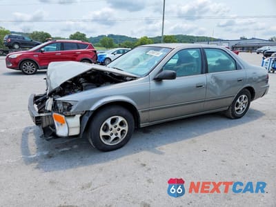 1998 TOYOTA CAMRY LE 4T1BG22K1WU310170 - główne zdjęcie licytacji z USA - miniatura