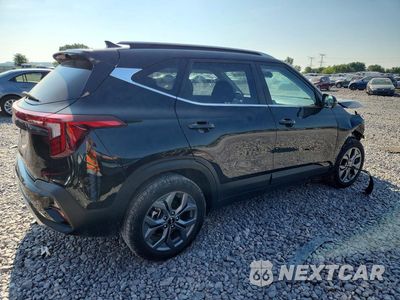 Trzecie zdjęcie samochodu z tyłu: 2024 KIA SELTOS VIN:KNDEU2AA9R7615387 - miniatura