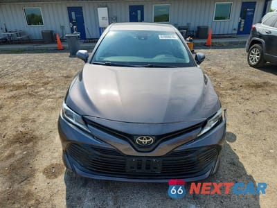 Piąte zdjęcie samochodu w środku: 2018 TOYOTA CAMRY LE VIN:4T1B11HK0JU027058 - miniatura