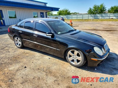 Czwarte zdjęcie samochodu z boku: 2006 MERCEDES-BENZ E 500 4MATIC VIN:WDBUF83J26X200587 - miniatura