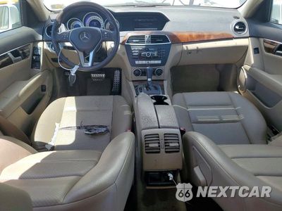 Zdjęcie 8 z 12 samochodu: 2013 MERCEDES-BENZ C 300 4MATIC VIN:WDDGF8AB2DG147922 - miniatura