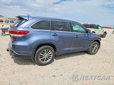 Trzecie zdjęcie samochodu z tyłu: 2019 TOYOTA HIGHLANDER XLE VIN:5TDJZRFH0KS981460 - miniatura