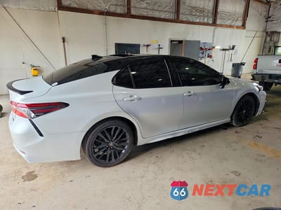 Trzecie zdjęcie samochodu z tyłu: 2022 TOYOTA CAMRY XSE VIN:4T1K61BK0NU067284 - miniatura