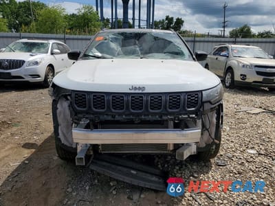 Piąte zdjęcie samochodu w środku: 2025 JEEP COMPASS LIMITED VIN:3C4NJDCN4ST572129 - miniatura