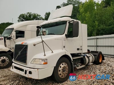 2013 VOLVO VNM SEMI TRUCK 4V4M19EG5DN565821 - główne zdjęcie licytacji z USA - miniatura