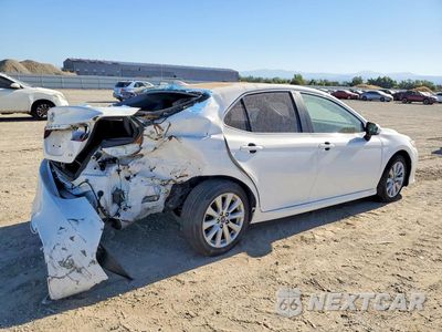Trzecie zdjęcie samochodu z tyłu: 2020 TOYOTA CAMRY LE VIN:4T1L11AK1LU868081 - miniatura