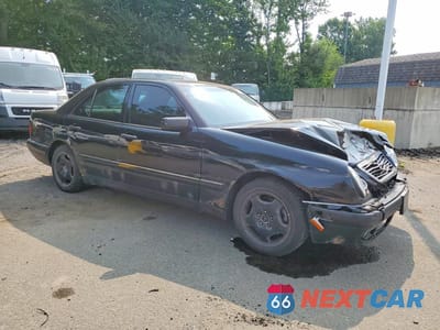 Czwarte zdjęcie samochodu z boku: 1999 MERCEDES-BENZ E 430 VIN:WDBJF70H2XA890294 - miniatura