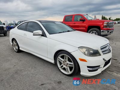 Czwarte zdjęcie samochodu z boku: 2013 MERCEDES-BENZ C 250 VIN:WDDGJ4HB6DF990105 - miniatura