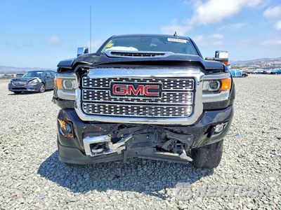Piąte zdjęcie samochodu w środku: 2018 GMC SIERRA K2500 DENALI VIN:1GT12UEYXJF158283 - miniatura