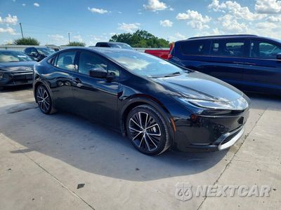 Czwarte zdjęcie samochodu z boku: 2025 TOYOTA PRIUS XLE VIN:JTDACAAU2S3053139 - miniatura