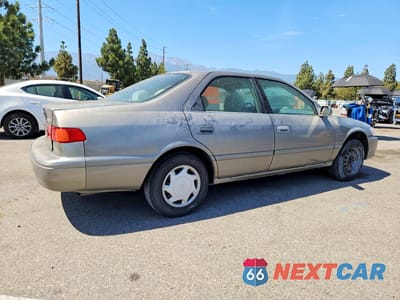 Trzecie zdjęcie samochodu z tyłu: 2000 TOYOTA CAMRY CE VIN:4T1BG22K5YU001191 - miniatura