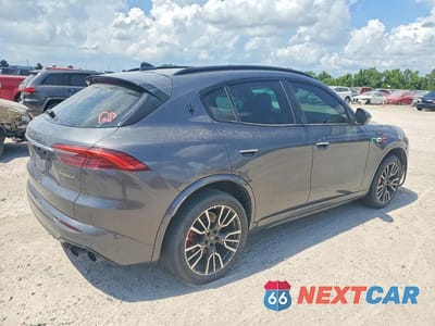 Trzecie zdjęcie samochodu z tyłu: 2023 MASERATI GRECALE MODENA VIN:ZN682AVM4P7422495 - miniatura