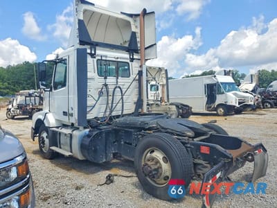 Trzecie zdjęcie samochodu z tyłu: 2017 VOLVO VNL SEMI TRUCK VIN:4V4N39TG9HN988022 - miniatura