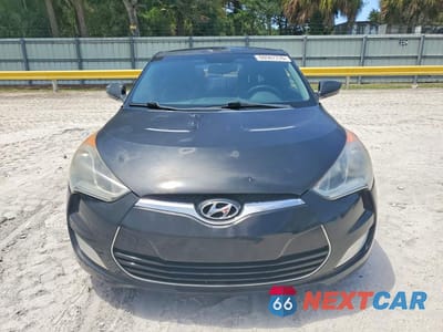Piąte zdjęcie samochodu w środku: 2013 HYUNDAI VELOSTER BASE VIN:KMHTC6AD9DU130880 - miniatura