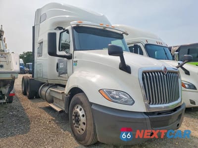 Czwarte zdjęcie samochodu z boku: 2019 INTERNATIONAL LT625 SEMI TRUCK VIN:3HSDZAPR5KN561006 - miniatura