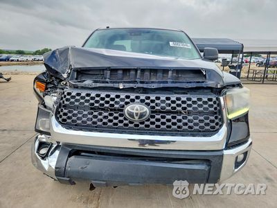 Piąte zdjęcie samochodu w środku: 2018 TOYOTA TUNDRA CREWMAX SR5 VIN:5TFDW5F17JX691727 - miniatura