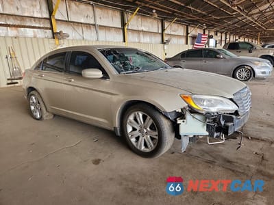 Czwarte zdjęcie samochodu z boku: 2013 CHRYSLER 200 LX VIN:1C3CCBABXDN735999 - miniatura