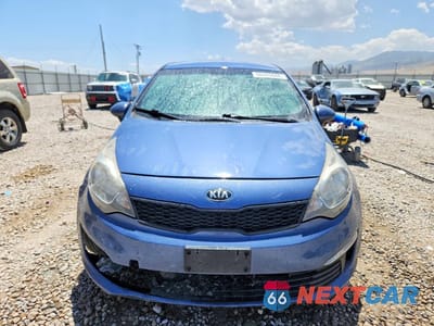Piąte zdjęcie samochodu w środku: 2016 KIA RIO LX VIN:KNADM4A32G6646974 - miniatura