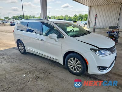 Czwarte zdjęcie samochodu z boku: 2019 CHRYSLER PACIFICA TOURING L VIN:2C4RC1BG2KR685528 - miniatura