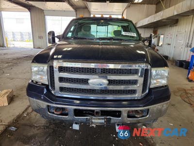Piąte zdjęcie samochodu w środku: 2005 FORD F350 SRW SUPER DUTY VIN:1FTWX31P95EB19615 - miniatura
