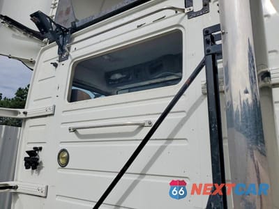 Zdjęcie 13 z 13 samochodu: 2016 VOLVO VNL SEMI TRUCK VIN:4V4NC9EG4GN929956 - miniatura