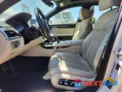Zdjęcie 7 z 12 samochodu: 2016 BMW 750 XI VIN:WBA7F2C57GG417114 - miniatura