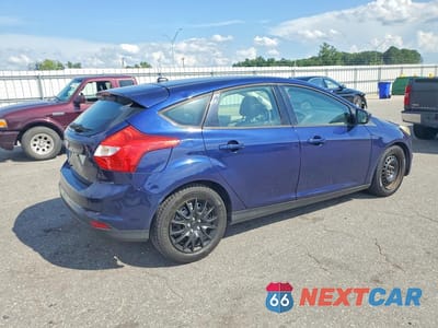 Trzecie zdjęcie samochodu z tyłu: 2012 FORD FOCUS SE VIN:1FAHP3K26CL117511 - miniatura
