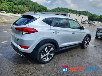 Trzecie zdjęcie samochodu z tyłu: 2016 HYUNDAI TUCSON SPORT VIN:KM8J3CA20GU170581 - miniatura