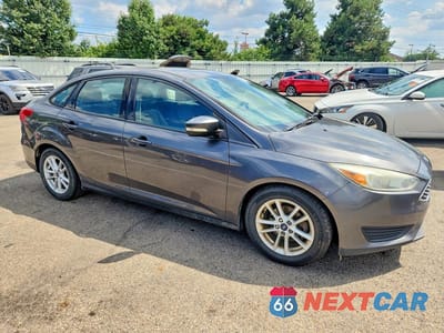 Czwarte zdjęcie samochodu z boku: 2015 FORD FOCUS SE VIN:1FADP3F29FL270185 - miniatura