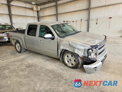 Czwarte zdjęcie samochodu z boku: 2010 CHEVROLET SILVERADO K1500 LTZ VIN:3GCRKTE36AG230077 - miniatura