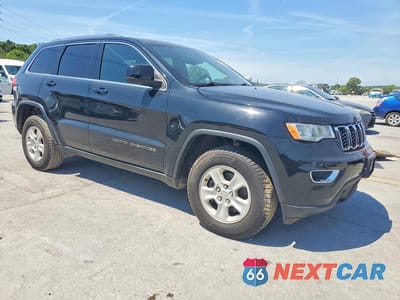 Czwarte zdjęcie samochodu z boku: 2017 JEEP GRAND CHEROKEE LAREDO VIN:1C4RJFAG2HC679993 - miniatura