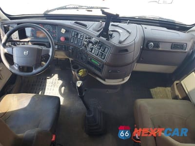 Zdjęcie 8 z 13 samochodu: 2013 VOLVO VNL SEMI TRUCK VIN:4V4NC9TH4DN568607 - miniatura