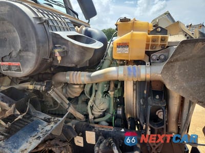 Zdjęcie 10 z 13 samochodu: 2022 VOLVO VHD DUMP TRUCK VIN:4V5KC9EH6NN303099 - miniatura