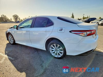 Drugie zdjęcie samochodu z przodu: 2018 TOYOTA CAMRY LE VIN:4T1B11HK9JU085136 - miniatura