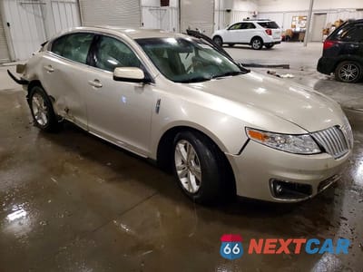 Czwarte zdjęcie samochodu z boku: 2010 LINCOLN MKS VIN:1LNHL9ER5AG611409 - miniatura