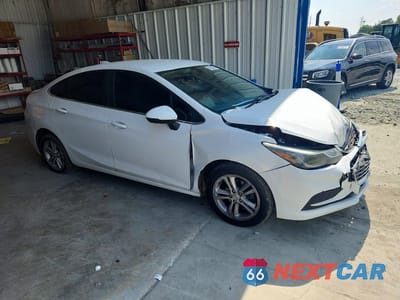 Czwarte zdjęcie samochodu z boku: 2018 CHEVROLET CRUZE LT VIN:1G1BE5SM6J7205539 - miniatura