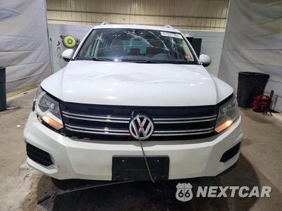 Piąte zdjęcie samochodu w środku: 2017 VOLKSWAGEN TIGUAN WOLFSBURG VIN:WVGSV7AX0HK012479 - miniatura