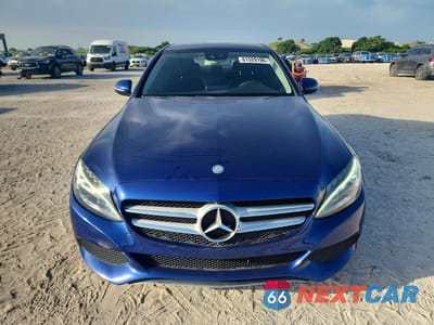 Piąte zdjęcie samochodu w środku: 2017 MERCEDES-BENZ C 300 VIN:55SWF4JB1HU191441 - miniatura