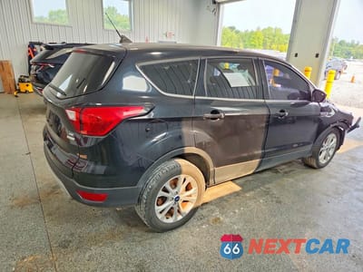 Trzecie zdjęcie samochodu z tyłu: 2019 FORD ESCAPE SE VIN:1FMCU0GD4KUB72808 - miniatura